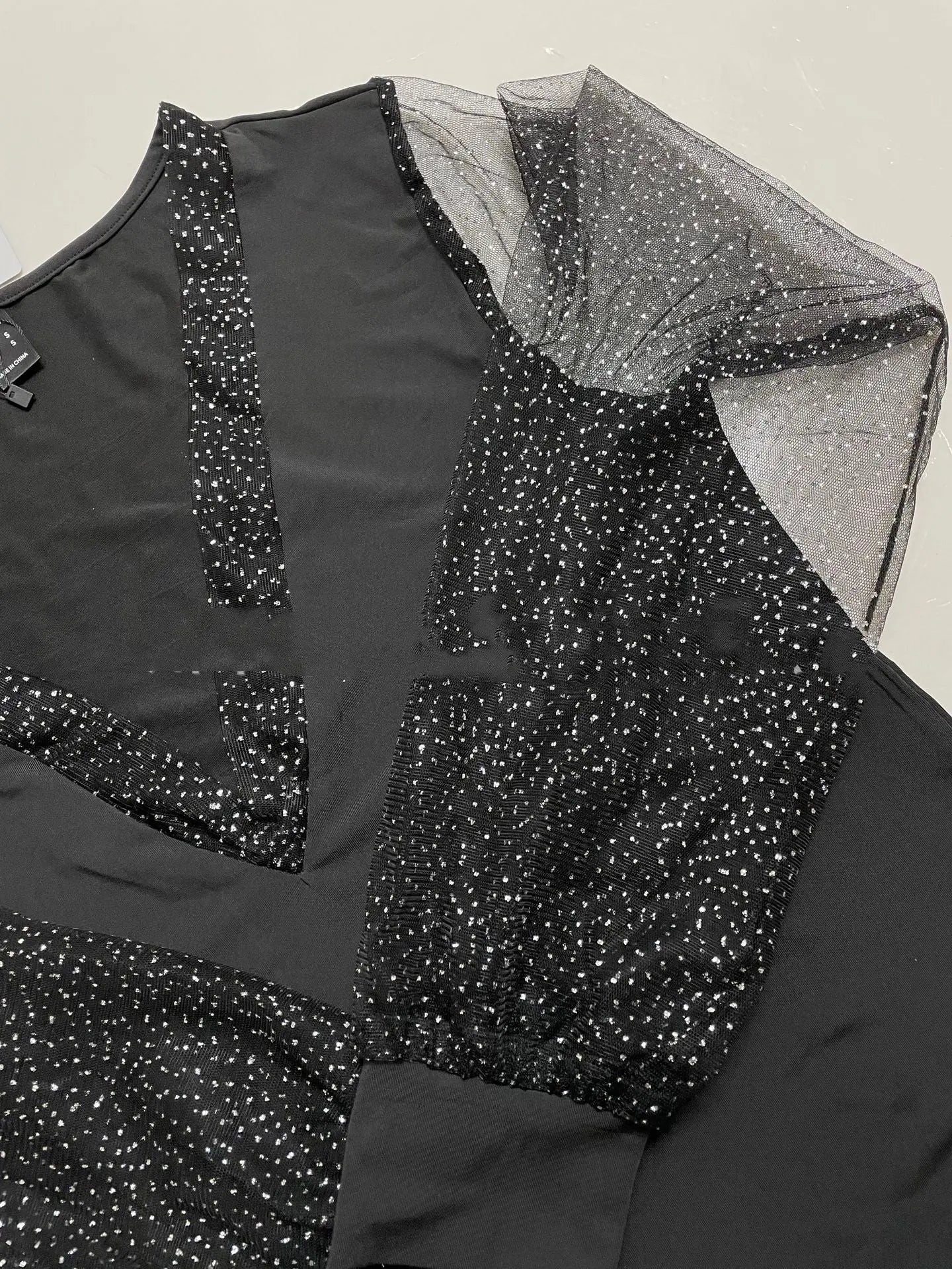 Elegant Top Stitching Mesh Silver Spray V-neck Pullover 